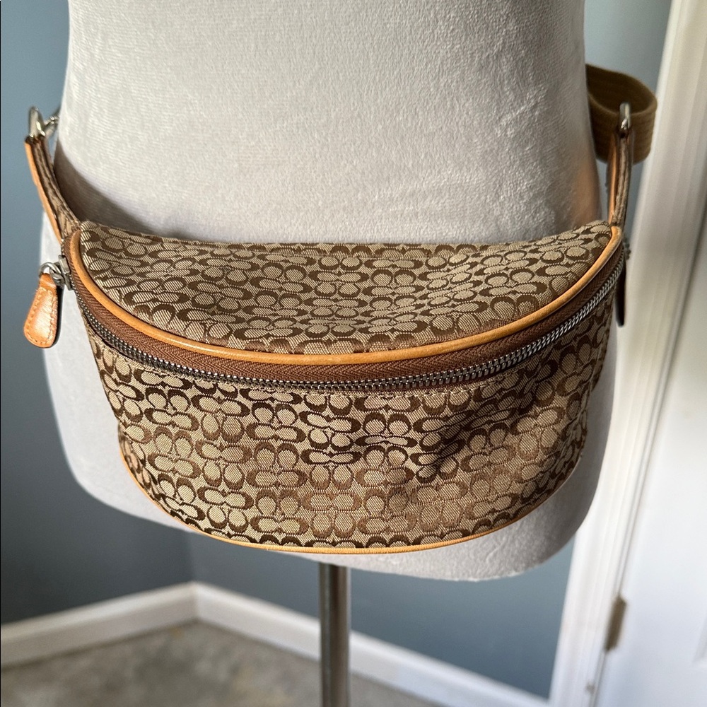 Traditional patterned Coach waist purse 2005 Women's adjustable!